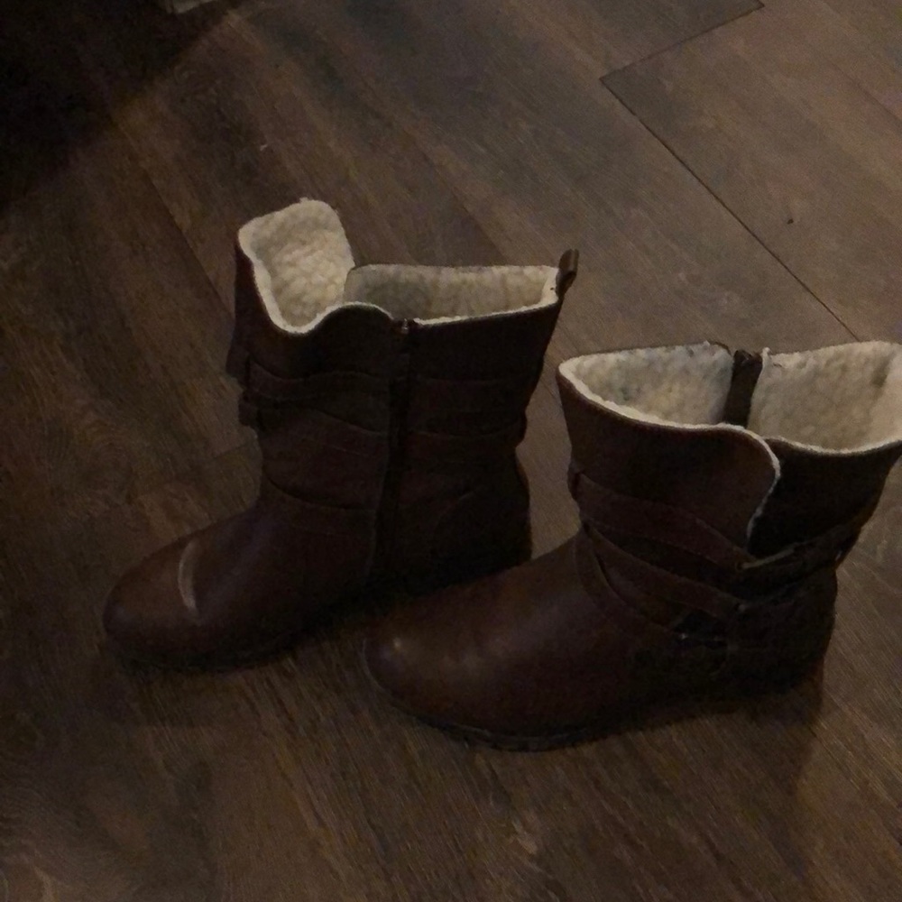 Partial lined brown boots